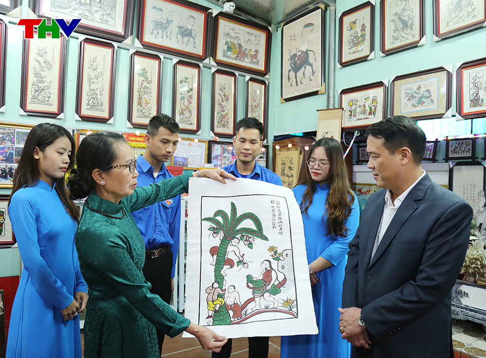 Du khách quốc tế say mê tranh dân gian Đông Hồ