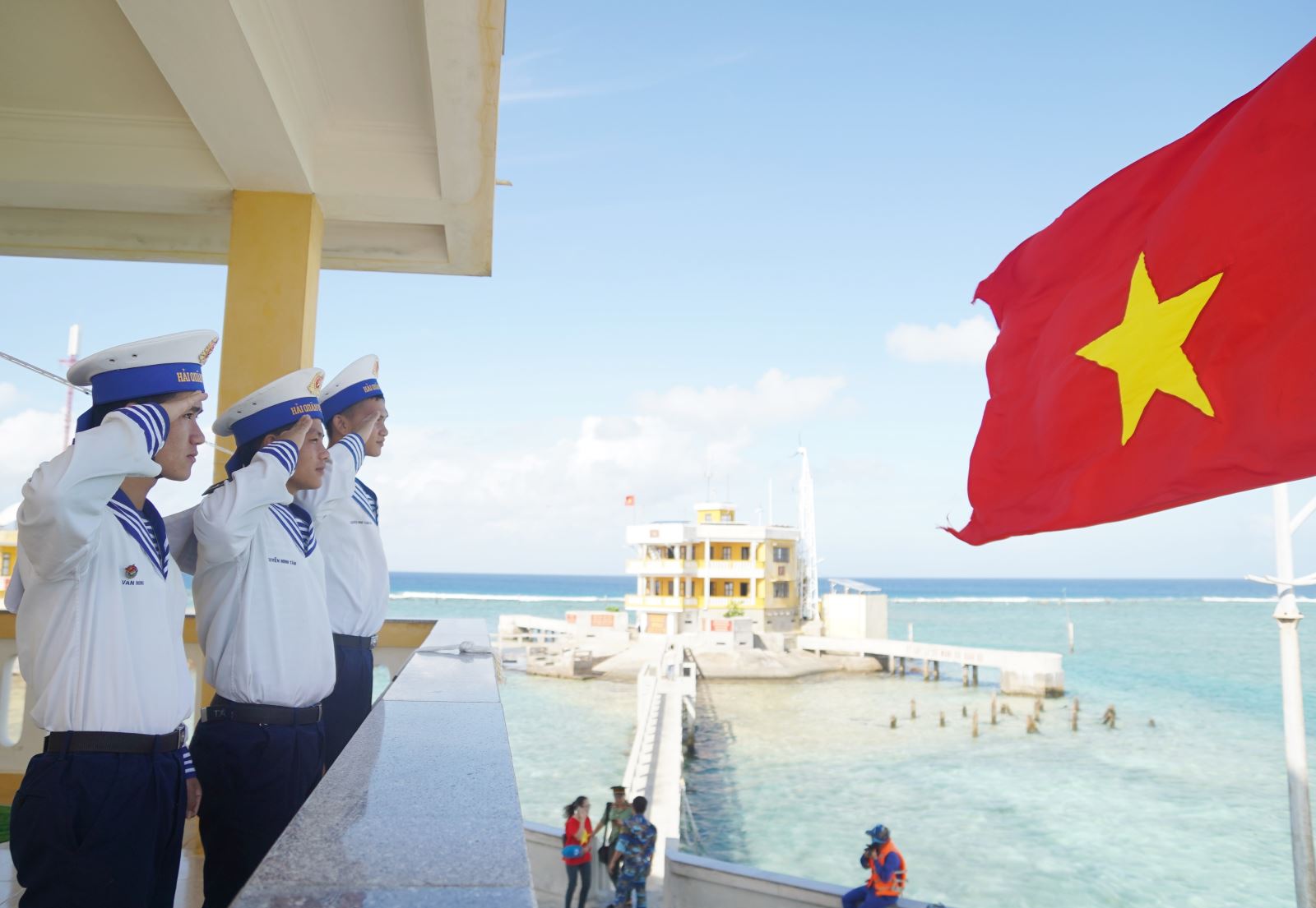 Chào cờ ở Trường Sa